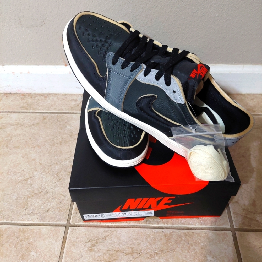 Air Jordan 1 low smoke gray